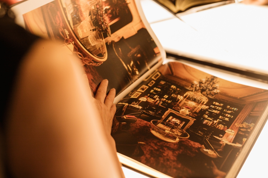 Đẳng cấp như NTK Thái Công: Chi 1,5 tỷ đồng mở tiệc ra mắt sách, khách mời toàn giới thượng lưu, đích thân trình diễn ảo thuật ngay trên sân khấu  - Ảnh 2.