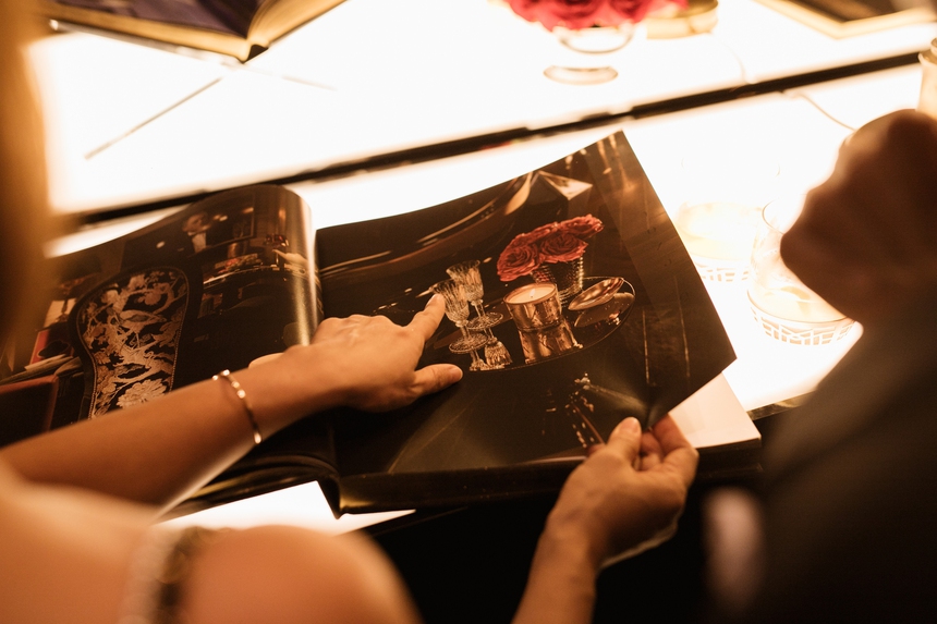 Đẳng cấp như NTK Thái Công: Chi 1,5 tỷ đồng mở tiệc ra mắt sách, khách mời toàn giới thượng lưu, đích thân trình diễn ảo thuật ngay trên sân khấu  - Ảnh 1.