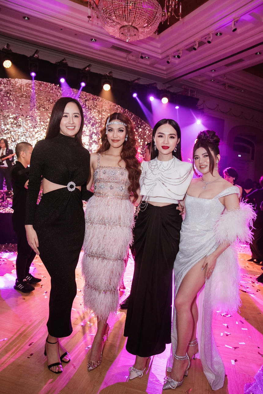 Đẳng cấp như NTK Thái Công: Chi 1,5 tỷ đồng mở tiệc ra mắt sách, khách mời toàn giới thượng lưu, đích thân trình diễn ảo thuật ngay trên sân khấu  - Ảnh 3.