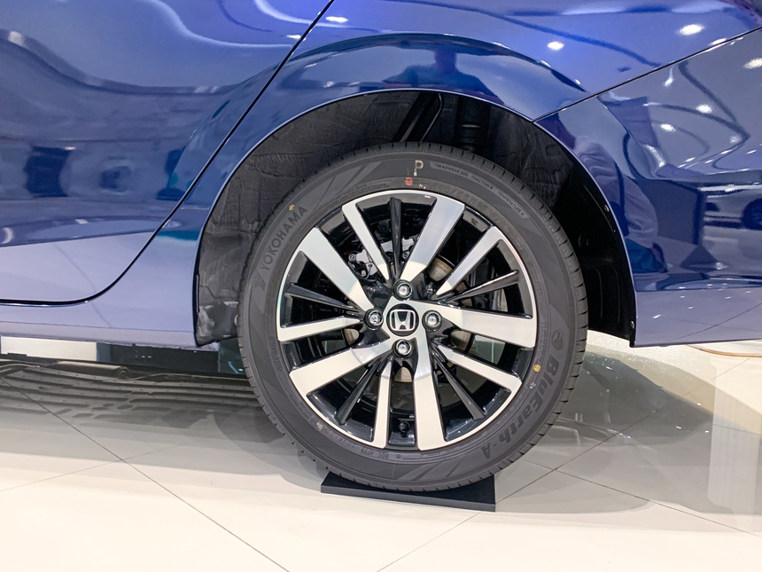 Trải nghiệm nhanh Honda City RS phiên bản hybrid: Đi phố chỉ 2,5L/100 km, có loạt trang bị khiến người Việt 'phát thèm' - Ảnh 7.