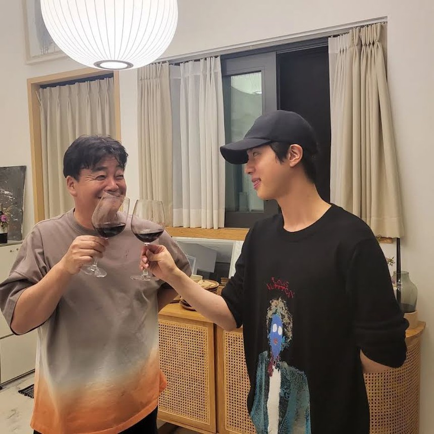 Jin BTS 'gây bão' với kiểu đầu mới cạo khi chuẩn bị nhập ngũ - Ảnh 3.