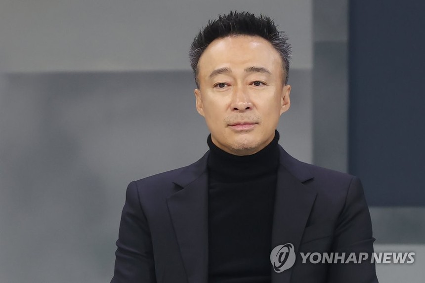 Một năm bận rộn của 'Ảnh đế Baeksang' Lee Sung Min - Ảnh 6. Một năm bận rộn của 'Ảnh đế Baeksang' Lee Sung Min - Ảnh 6.