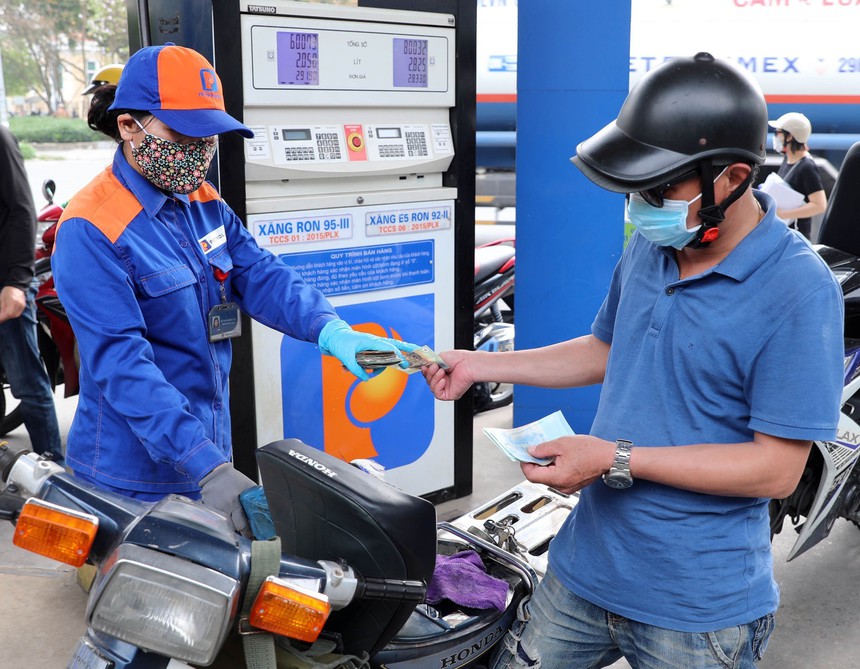 Giá xăng RON95-III giảm 1.500 đồng/lít từ chiều 12/12 - Ảnh 1.
