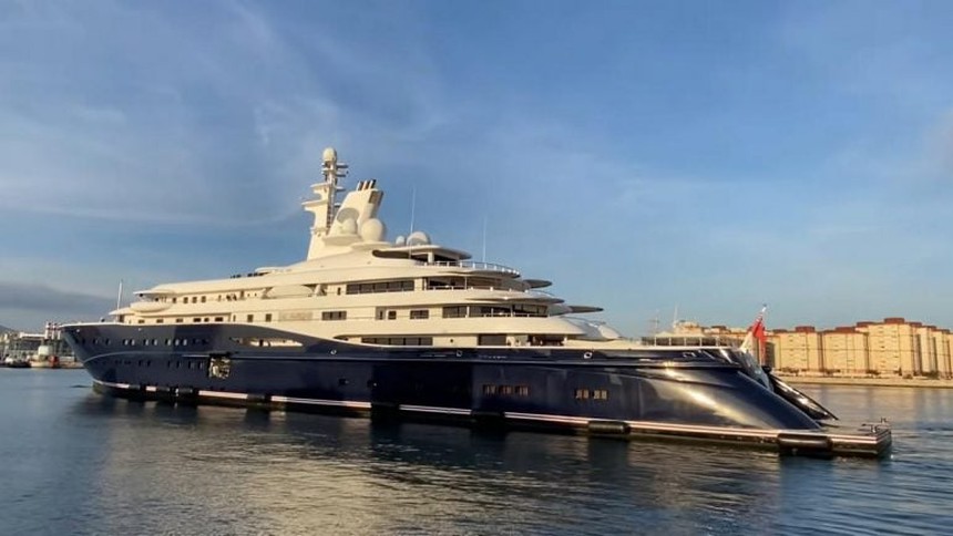 Thành viên hoàng gia Qatar tiêu tiền kiểu ngược đời: Từ chối penthouse vì thang máy không đủ vệ sĩ đứng, mua dãy nhà “lụp xụp" chỉ 47 triệu USD - Ảnh 1.