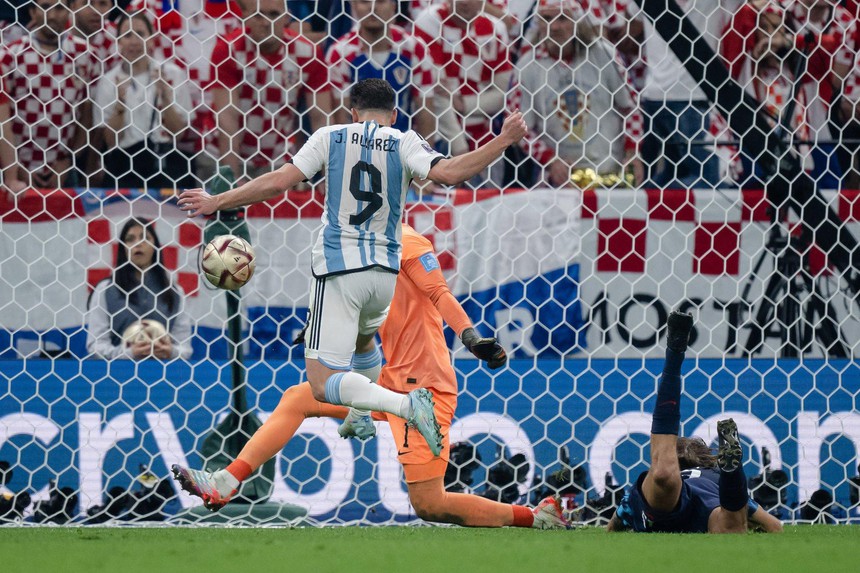 Julian Alvarez không phải Higuain, là đối tác ăn ý với Messi - Ảnh 3.