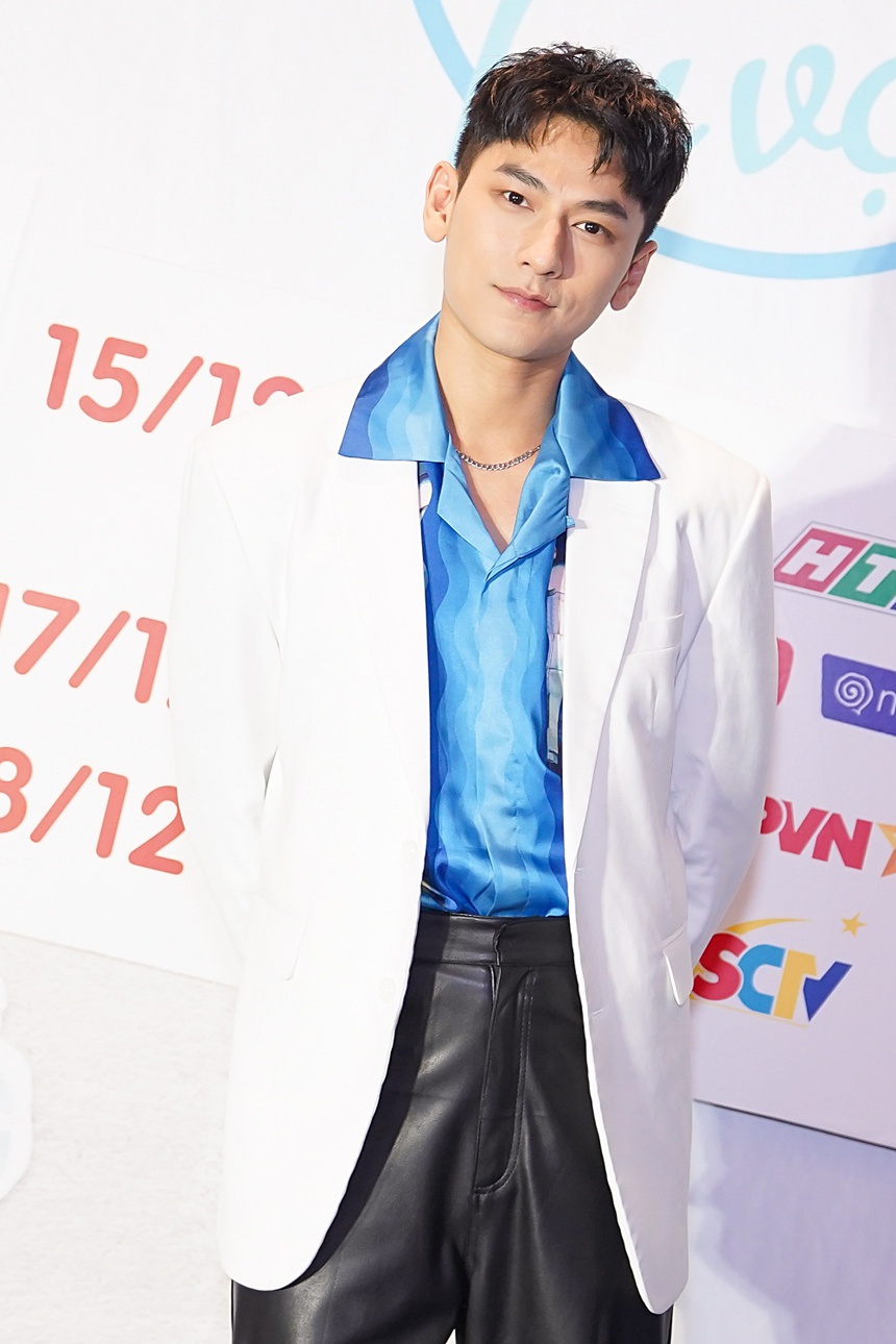 Tập tành làm pha chế phục vụ khán giả, Isaac bị phỏng lạnh, tay run đến không thể cầm micro - Ảnh 4.