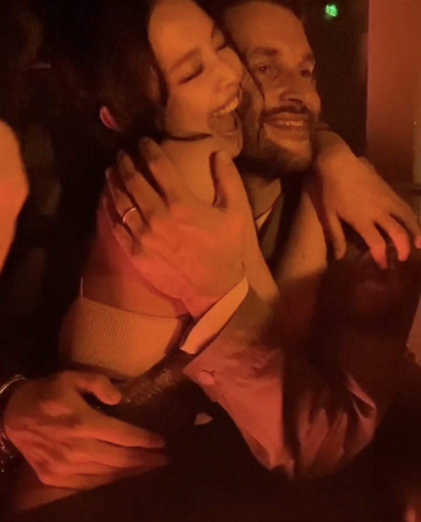 Jennie (BLACKPINK) ôm ấp trai lạ ở trời Tây, soi danh tính khiến fan “ngã ngửa” - Ảnh 4.