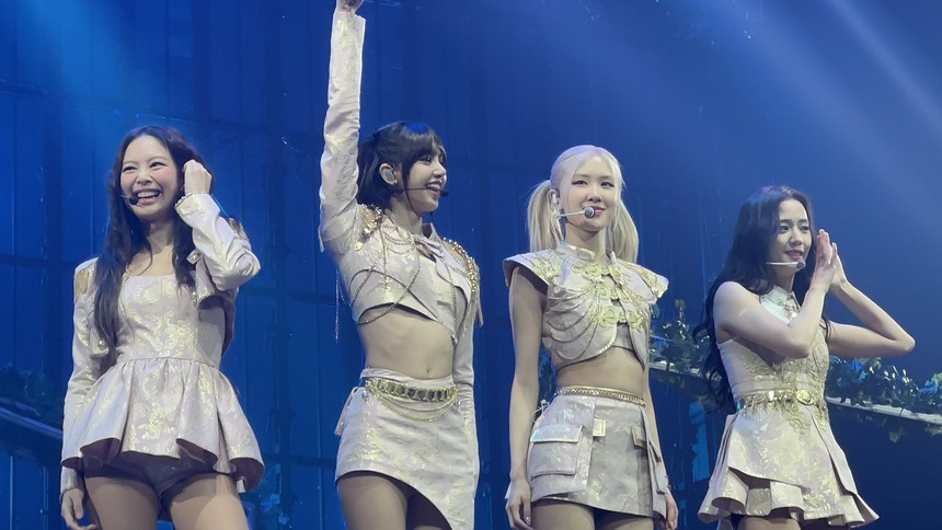 Jennie (BLACKPINK) ôm ấp trai lạ ở trời Tây, soi danh tính khiến fan “ngã ngửa” - Ảnh 2.