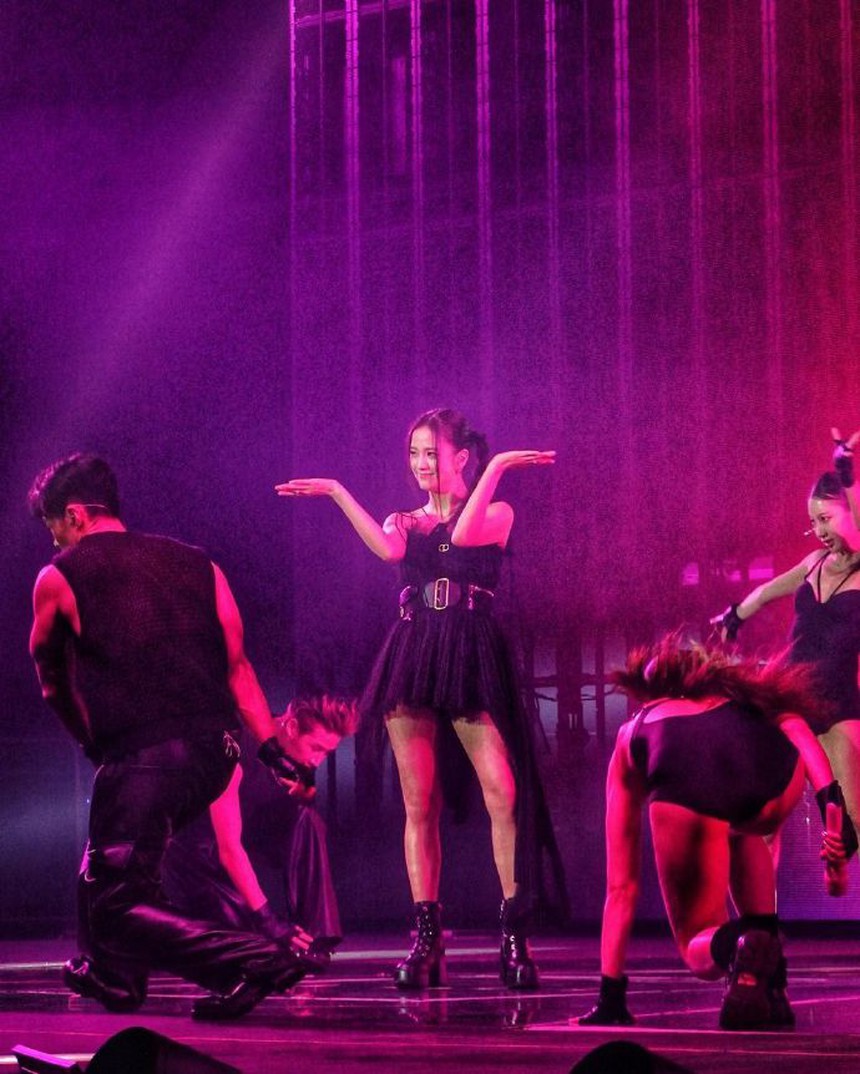 Choáng váng với loạt đồ hiệu của Blackpink trong đêm diễn tại Paris - Ảnh 10.