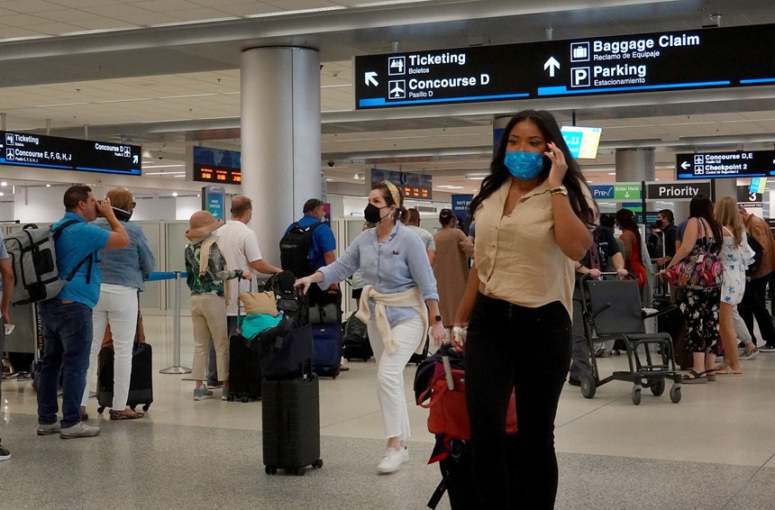 Mỹ khuyến cáo người dân đeo khẩu trang trở lại - Ảnh 1.