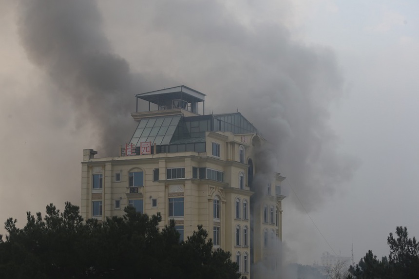 Afghanistan: IS thừa nhận tấn công khủng bố khách sạn tại Kabul - Ảnh 1.