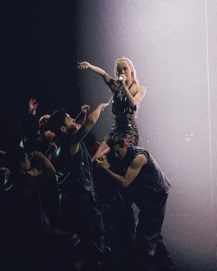 Choáng váng với loạt đồ hiệu của Blackpink trong đêm diễn tại Paris - Ảnh 6.