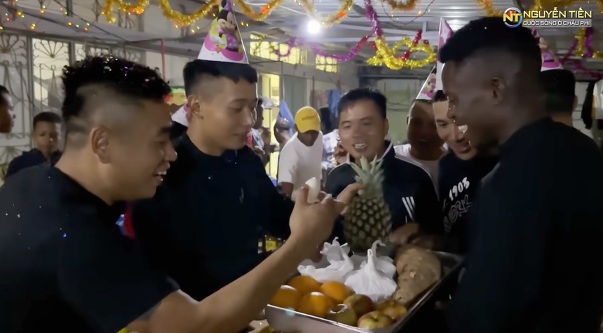 Quang Linh Vlogs nhận loạt quà sinh nhật cây nhà lá vườn, nhưng vẫn xúc động nhất vì món quà của Hoa hậu Thuỳ Tiên - Ảnh 3. Quang Linh Vlogs nhận loạt quà sinh nhật cây nhà lá vườn, nhưng vẫn xúc động nhất vì món quà của Hoa hậu Thuỳ Tiên - Ảnh 3.