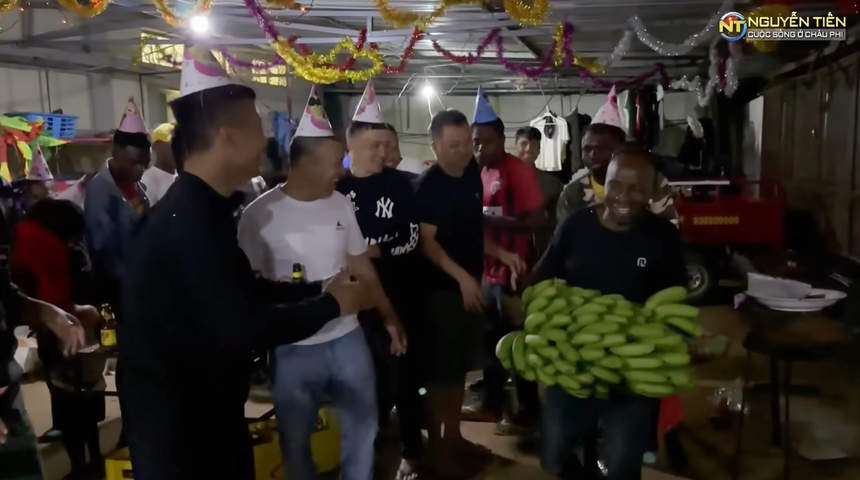 Quang Linh Vlogs nhận loạt quà sinh nhật cây nhà lá vườn, nhưng vẫn xúc động nhất vì món quà của Hoa hậu Thuỳ Tiên - Ảnh 4. Quang Linh Vlogs nhận loạt quà sinh nhật cây nhà lá vườn, nhưng vẫn xúc động nhất vì món quà của Hoa hậu Thuỳ Tiên - Ảnh 4.