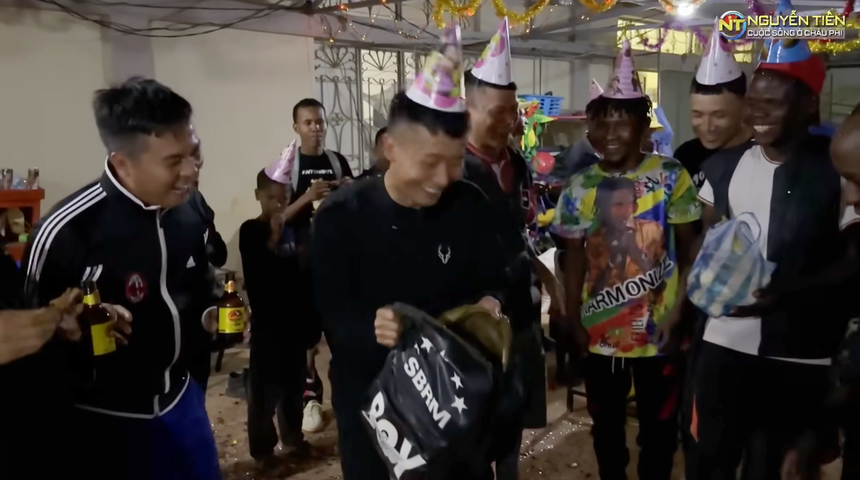 Quang Linh Vlogs nhận loạt quà sinh nhật cây nhà lá vườn, nhưng vẫn xúc động nhất vì món quà của Hoa hậu Thuỳ Tiên - Ảnh 6. Quang Linh Vlogs nhận loạt quà sinh nhật cây nhà lá vườn, nhưng vẫn xúc động nhất vì món quà của Hoa hậu Thuỳ Tiên - Ảnh 6.