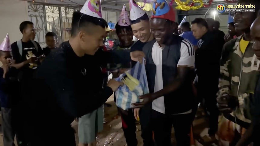 Quang Linh Vlogs nhận loạt quà sinh nhật cây nhà lá vườn, nhưng vẫn xúc động nhất vì món quà của Hoa hậu Thuỳ Tiên - Ảnh 5. Quang Linh Vlogs nhận loạt quà sinh nhật cây nhà lá vườn, nhưng vẫn xúc động nhất vì món quà của Hoa hậu Thuỳ Tiên - Ảnh 5.