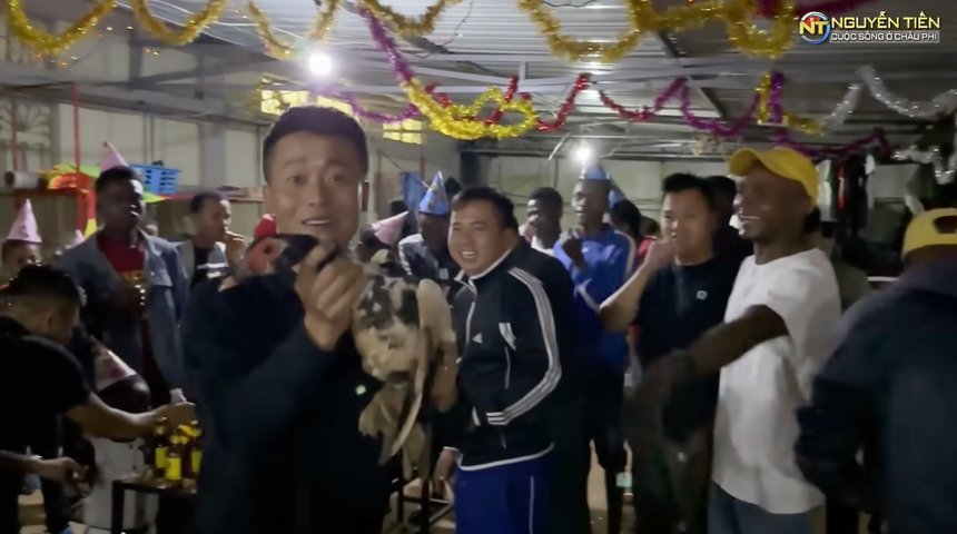 Quang Linh Vlogs nhận loạt quà sinh nhật cây nhà lá vườn, nhưng vẫn xúc động nhất vì món quà của Hoa hậu Thuỳ Tiên - Ảnh 7. Quang Linh Vlogs nhận loạt quà sinh nhật cây nhà lá vườn, nhưng vẫn xúc động nhất vì món quà của Hoa hậu Thuỳ Tiên - Ảnh 7.