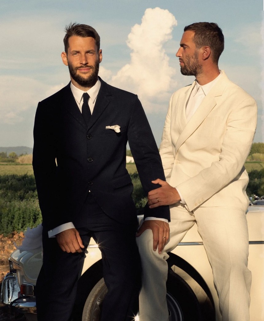 Jennie (BLACKPINK) ôm ấp trai lạ ở trời Tây, soi danh tính khiến fan “ngã ngửa” - Ảnh 5.