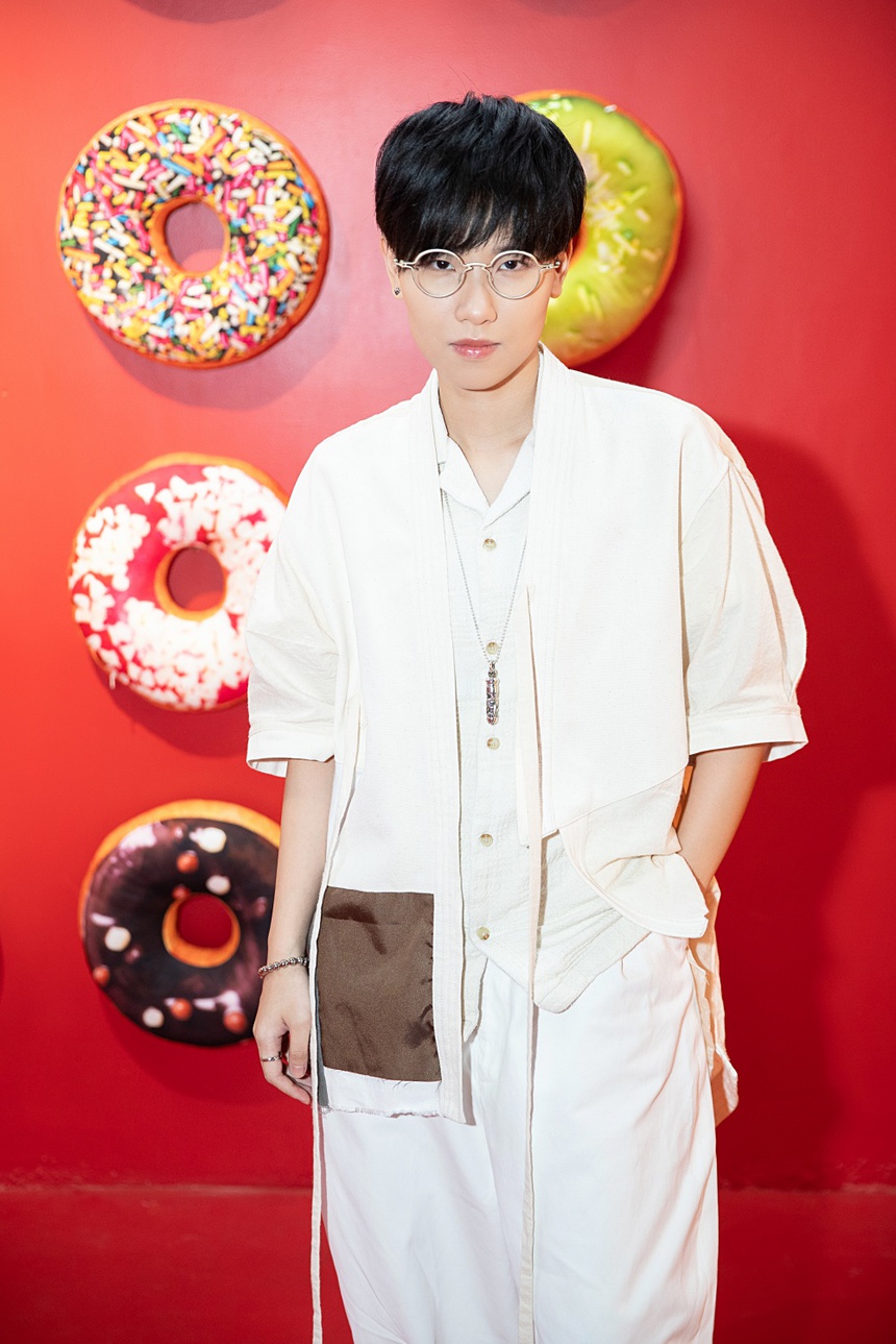 Tập tành làm pha chế phục vụ khán giả, Isaac bị phỏng lạnh, tay run đến không thể cầm micro - Ảnh 3.