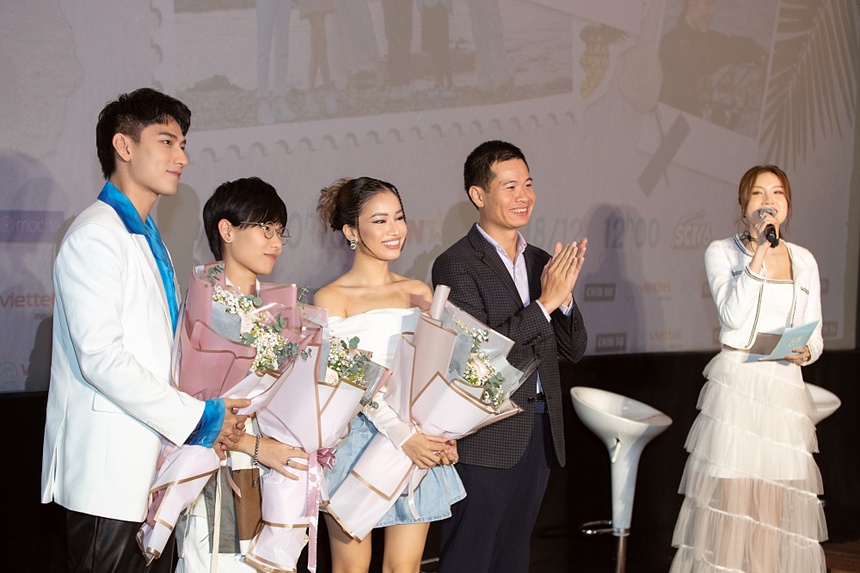 Tập tành làm pha chế phục vụ khán giả, Isaac bị phỏng lạnh, tay run đến không thể cầm micro - Ảnh 2.