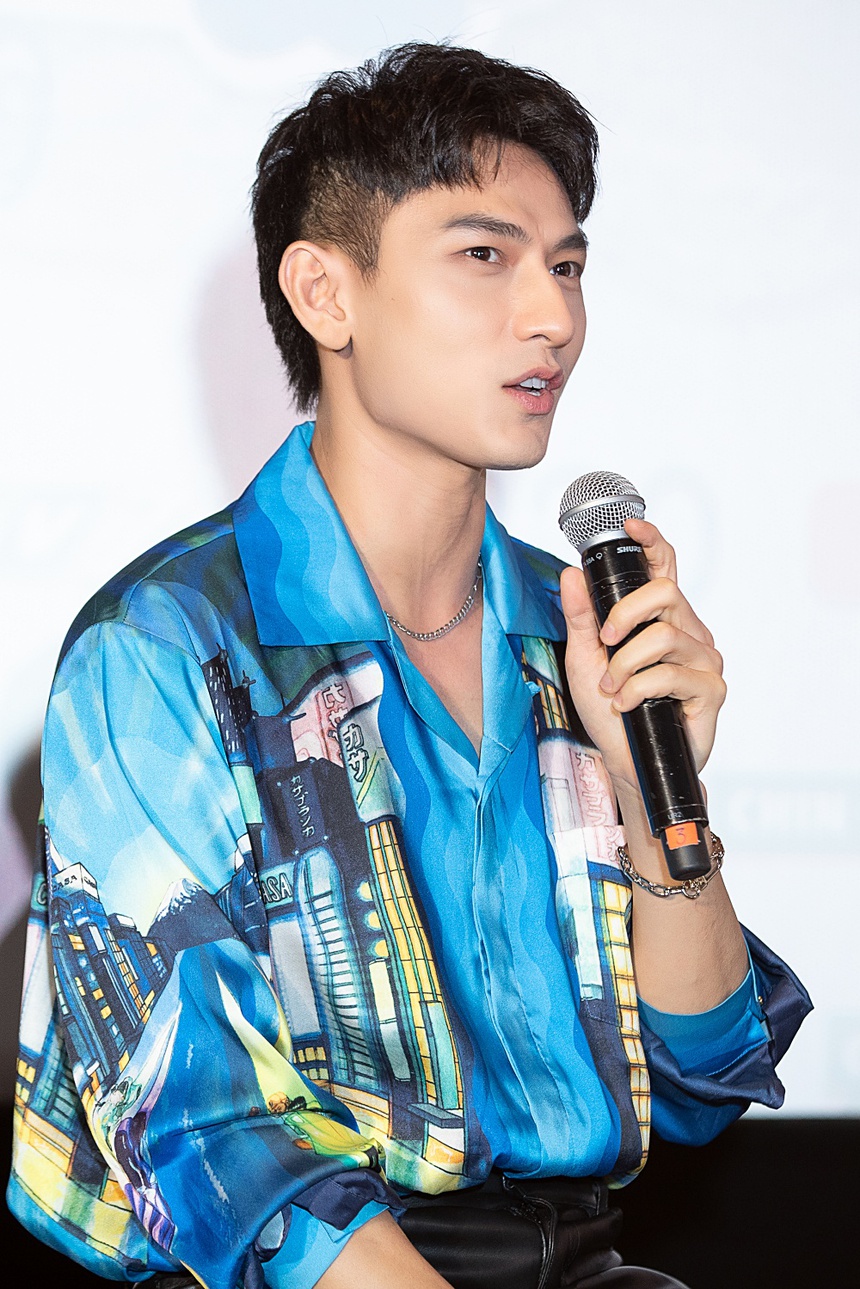 Tập tành làm pha chế phục vụ khán giả, Isaac bị phỏng lạnh, tay run đến không thể cầm micro - Ảnh 6.