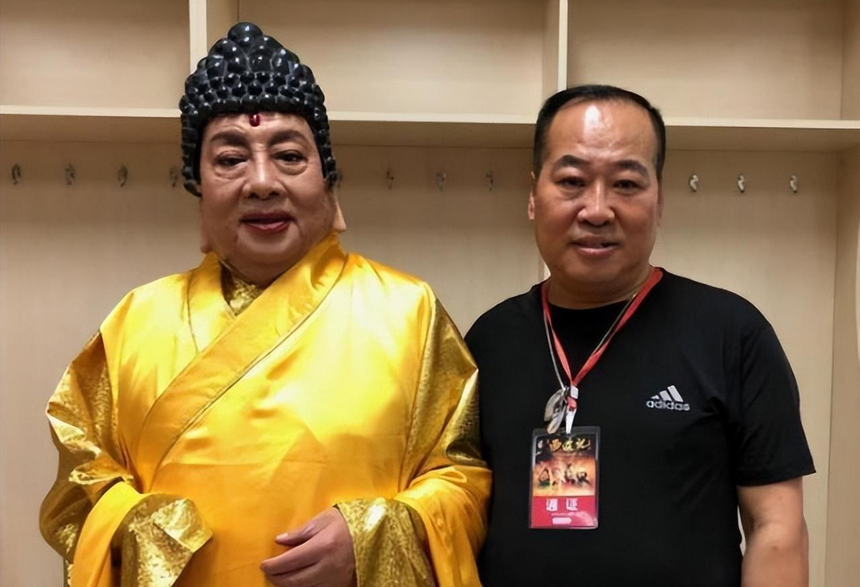 Phật Tổ 'Tây du ký' U90 vẫn đắt show, kiếm bộn tiền nhờ đi diễn hội chợ, tuổi xế chiều chăm đi từ thiện, sống hạnh phúc cùng người vợ tào khang - Ảnh 2.