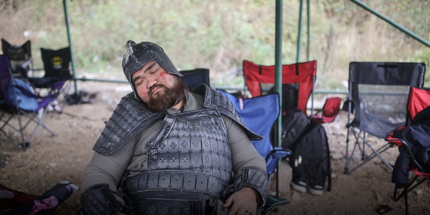 Nghề diễn viên quần chúng ở phim trường lớn nhất thế giới: Vô danh trong phim, tìm thấy đất diễn tỏa sáng bằng video ngắn - Ảnh 4.