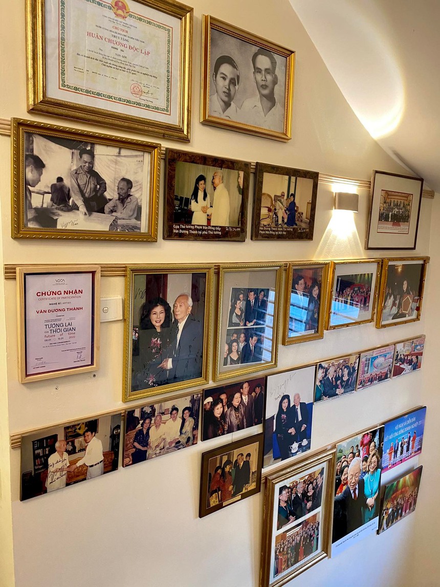 Họa sĩ Văn Dương Thành rạng rỡ bên Đại sứ Rumani tại triển lãm cá nhân lần thứ 100 - Ảnh 3.