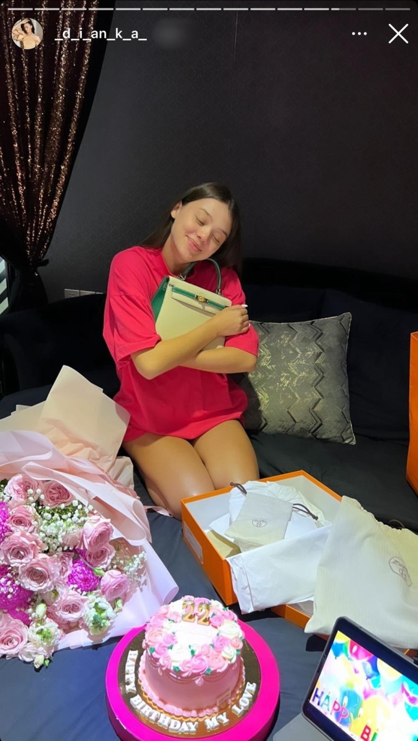 Khi hội cầu thủ tặng quà cho nửa kia: Không hàng hiệu thì cũng “ting ting” nhiều số 0! - Ảnh 4. Khi hội cầu thủ tặng quà cho nửa kia: Không hàng hiệu thì cũng “ting ting” nhiều số 0! - Ảnh 4.