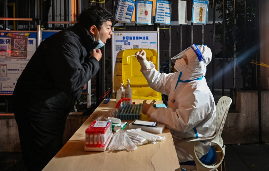 NHÌN LẠI THẾ GIỚI 2022: Ứng phó với nguy cơ “dịch chồng dịch” - Ảnh 1.