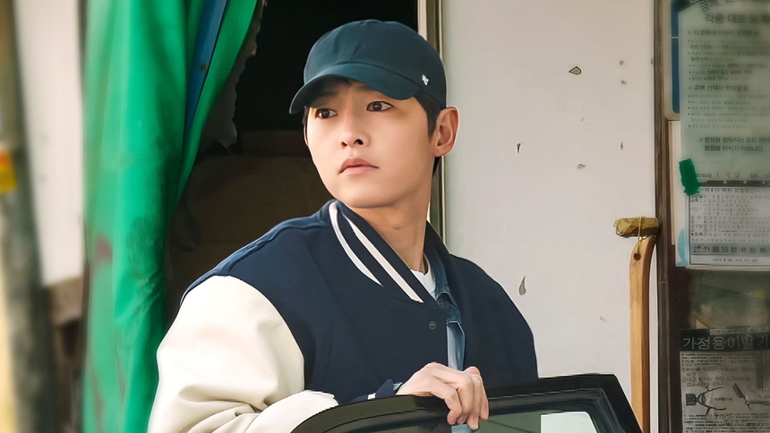 Song Joong Ki được tung hô quá đà ở Cậu út nhà tài phiệt: Chẳng mấy bứt phá, ông nội mới là người "gánh còng lưng" - Ảnh 1. Song Joong Ki được tung hô quá đà ở Cậu út nhà tài phiệt: Chẳng mấy bứt phá, ông nội mới là người "gánh còng lưng" - Ảnh 1.