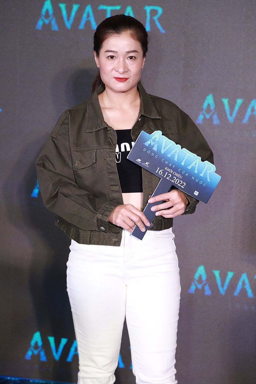 Quỳnh Anh Shyn diện váy nổi bần bật, tay trong tay tình tứ bên bạn trai - Ảnh 9.