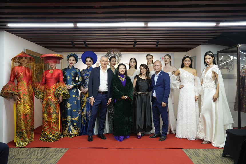 Màn giao thoa áo dài giữa Italia và Việt Nam  - Ảnh 2.