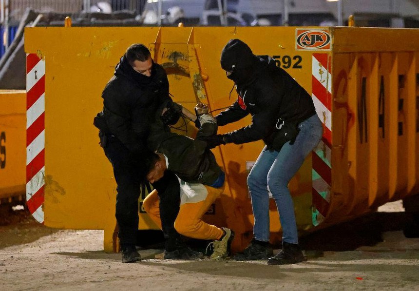 Bạo loạn kinh hoàng sau bán kết Pháp vs Morocco, một CĐV nhí thiệt mạng - Ảnh 4. Bạo loạn kinh hoàng sau bán kết Pháp vs Morocco, một CĐV nhí thiệt mạng - Ảnh 4.