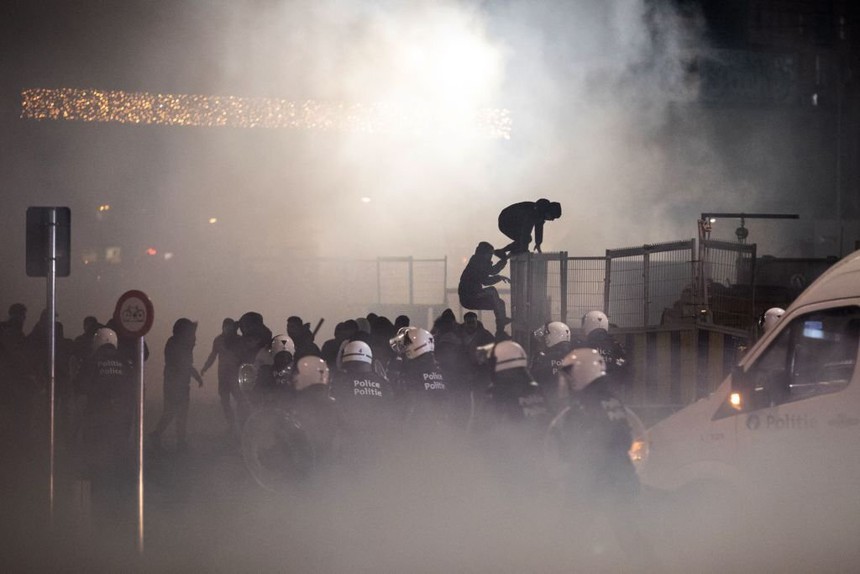 Bạo loạn kinh hoàng sau bán kết Pháp vs Morocco, một CĐV nhí thiệt mạng - Ảnh 6. Bạo loạn kinh hoàng sau bán kết Pháp vs Morocco, một CĐV nhí thiệt mạng - Ảnh 6.