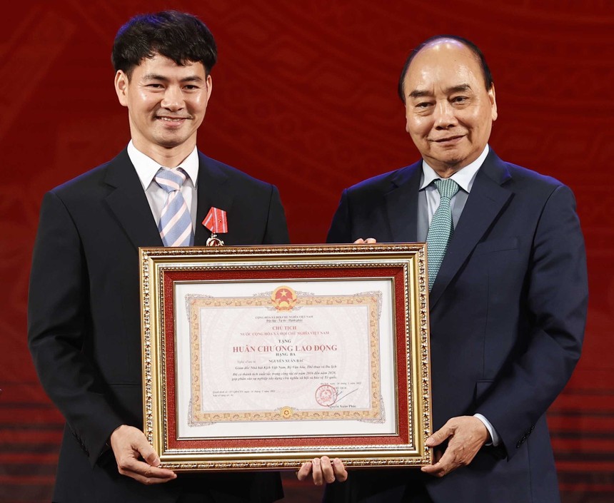 Chủ tịch nước Nguyễn Xuân Phúc dự Lễ kỷ niệm 70 năm Nhà hát Kịch Việt Nam - Ảnh 5.