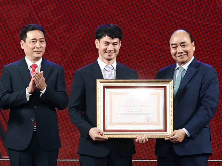 Chủ tịch nước Nguyễn Xuân Phúc dự Lễ kỷ niệm 70 năm Nhà hát Kịch Việt Nam - Ảnh 3.