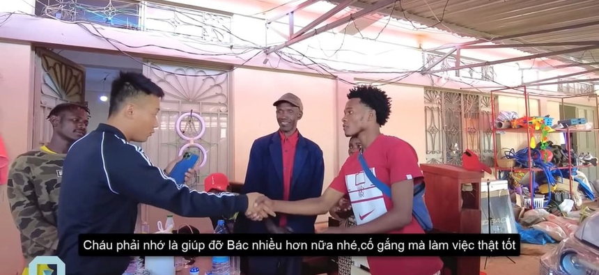 Quản lý trang trại lấy trộm đồ đem đi bán, Quang Linh Vlogs không chỉ tha thứ mà còn làm thêm việc đáng ngưỡng mộ này - Ảnh 6.