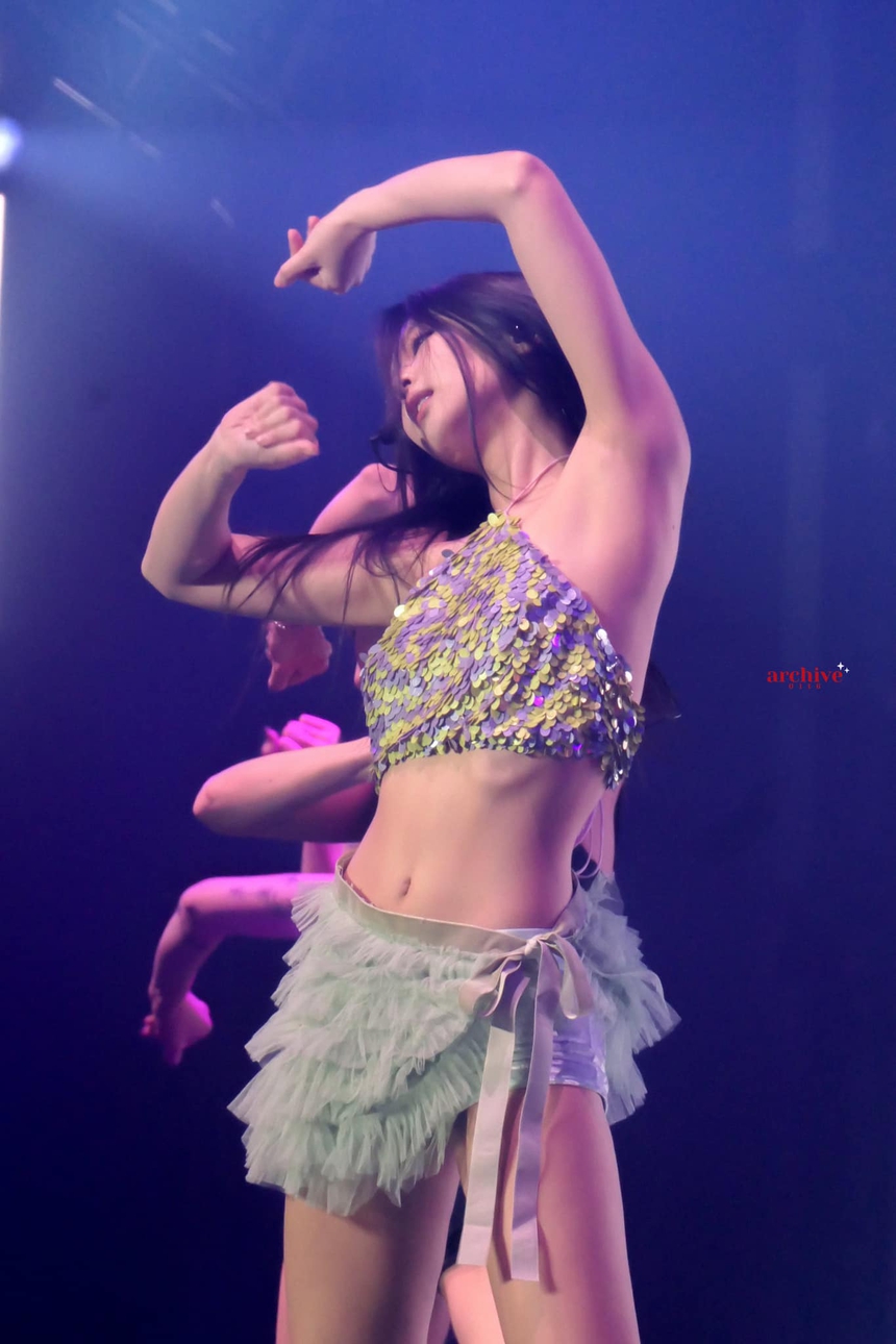 Tranh cãi xoay quanh trang phục hở hang và vũ đạo sexy của Jennie (BLACKPINK) tại Pháp - Ảnh 5.