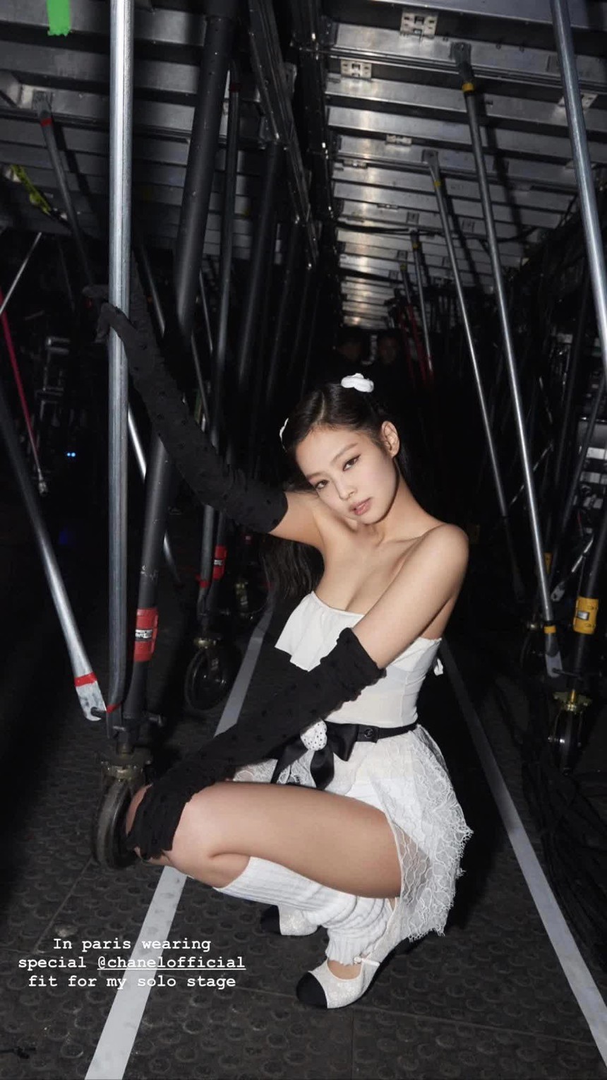 Tranh cãi xoay quanh trang phục hở hang và vũ đạo sexy của Jennie (BLACKPINK) tại Pháp - Ảnh 3.