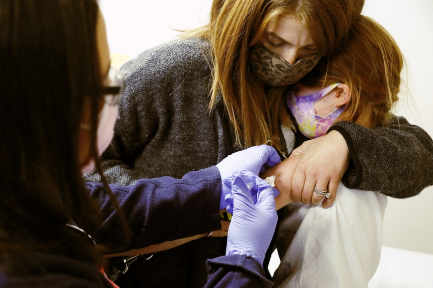 Số ca mắc mới Covid-19 ở trẻ em tăng vọt tại Mỹ - Ảnh 1.