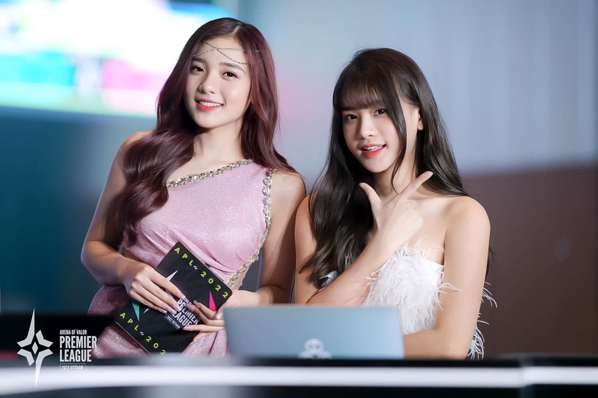 Cùng gặp tình huống bất ngờ trên sân khấu lớn, hai MC Liên Quân xử lý cực khéo - Ảnh 1. Cùng gặp tình huống bất ngờ trên sân khấu lớn, hai MC Liên Quân xử lý cực khéo - Ảnh 1.