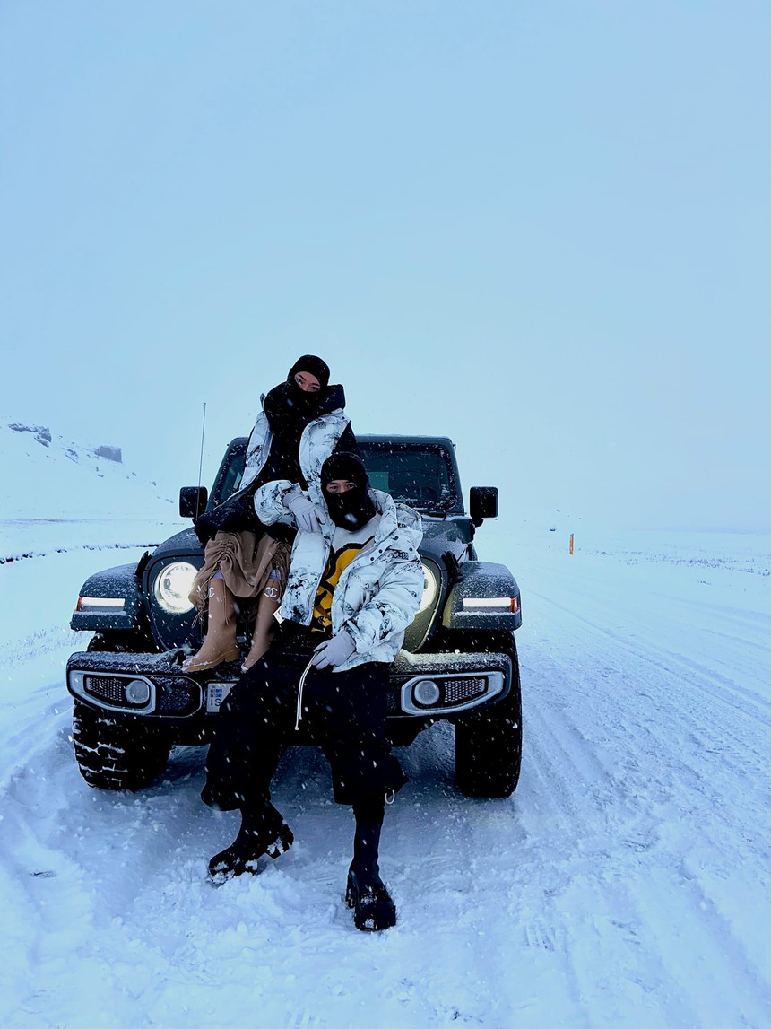 JustaTee "cà khịa" Binz chuyện hẹn hò Châu Bùi ở trời Âu, tung bằng chứng khẳng định đi 2 về 3 là có thật - Ảnh 1.