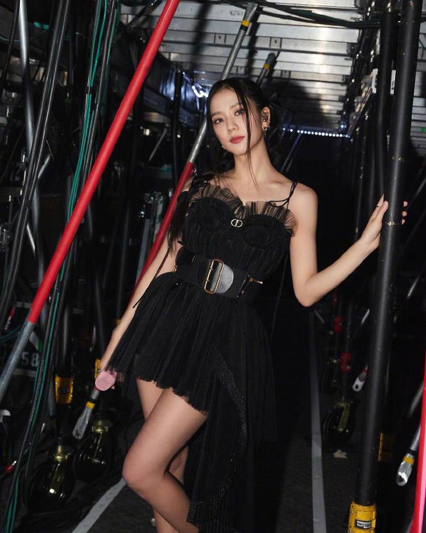 BLINK Trung Quốc "phát sốt" với loạt ảnh hậu trường của 2 nữ thần Blackpink - Ảnh 8.