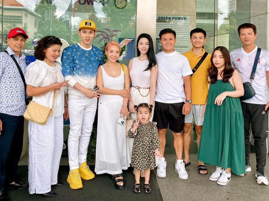 Loạt khoảnh khắc chung khung hình của Quang Hải và bạn gái: Toàn ảnh chụp lén nhưng lộ rõ một điều đáng ngưỡng mộ! - Ảnh 4. Loạt khoảnh khắc chung khung hình của Quang Hải và bạn gái: Toàn ảnh chụp lén nhưng lộ rõ một điều đáng ngưỡng mộ! - Ảnh 4.