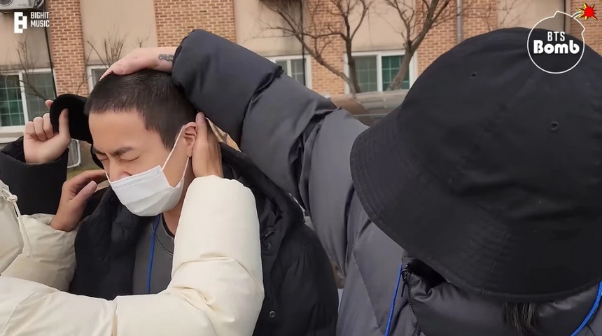 Tiết lộ món đồ Jin BTS nhất định phải mang khi nhập ngũ - Ảnh 3. Tiết lộ món đồ Jin BTS nhất định phải mang khi nhập ngũ - Ảnh 3.