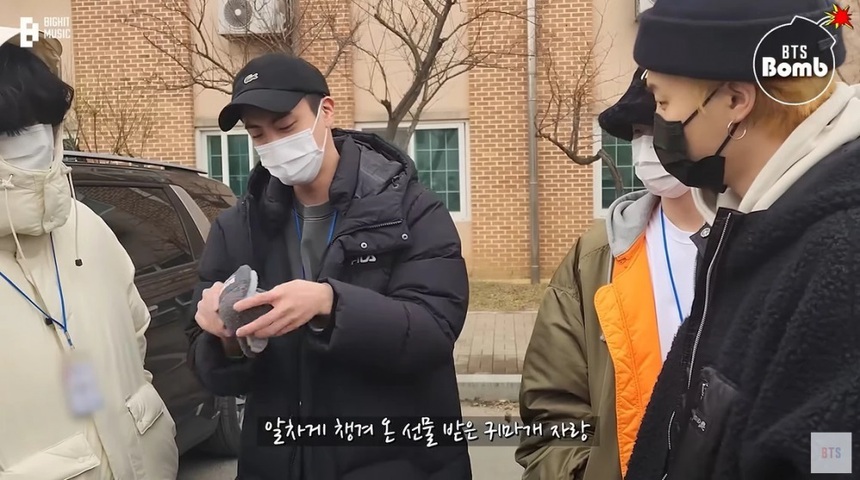 Tiết lộ món đồ Jin BTS nhất định phải mang khi nhập ngũ - Ảnh 5. Tiết lộ món đồ Jin BTS nhất định phải mang khi nhập ngũ - Ảnh 5.