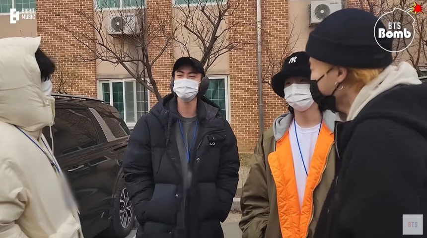Tiết lộ món đồ Jin BTS nhất định phải mang khi nhập ngũ - Ảnh 7. Tiết lộ món đồ Jin BTS nhất định phải mang khi nhập ngũ - Ảnh 7.