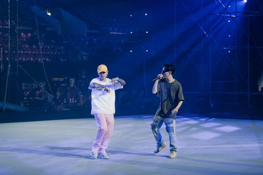 JustaTee "cà khịa" Binz chuyện hẹn hò Châu Bùi ở trời Âu, tung bằng chứng khẳng định đi 2 về 3 là có thật - Ảnh 4.