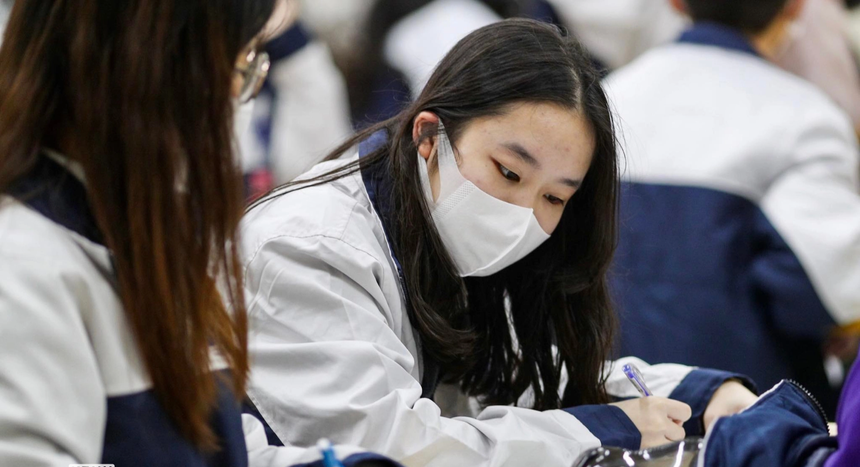 Phụ huynh, học sinh tranh cãi lịch nghỉ Tết Nguyên đán chỉ có 8 ngày: "Vừa về nghỉ xuân đã phải dọn đồ đi học" - Ảnh 3.